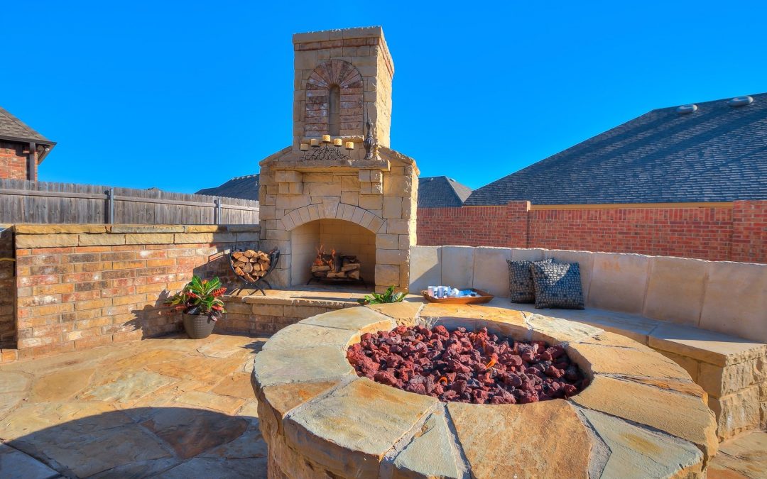 Outdoor Fireplace vs. Fire pit. Which one is right for you?